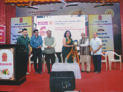 वक्त्या अमिता गद्रे यांचा सत्कार करताना संस्थेचे अध्यक्ष डॉ. नंदकुमार जोशी सोबत उपस्थित उपाध्यक्ष स. दि. उर्फ नंदकुमार मराठे, कार्याध्यक्ष प्रा. डॉ. श्रीकृष्ण साळोखे, कार्यवाह डॉ. आशुतोष देशपांडे, संस्थेचे संचालक अभिजित भोसले