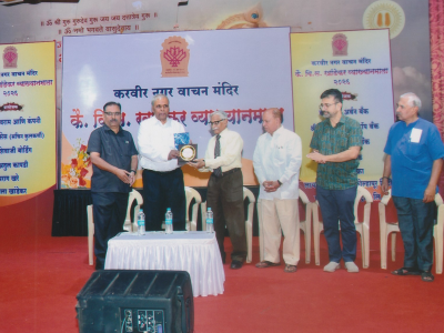 वक्ते ॲड. दिनकरराव कांबळे यांचा सत्कार करताना संस्थेचे अध्यक्ष डॉ. नंदकुमार जोशी सोबत उपस्थित उपाध्यक्ष स. दि. उर्फ नंदकुमार मराठे, कार्याध्यक्ष प्रा. डॉ. श्रीकृष्ण साळोखे, कार्यवाह डॉ. आशुतोष देशपांडे, संस्थेचे उपकार्याध्यक्ष उदय सांगवडेकर