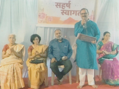  करवीर नगर वाचन मंदिरच्या वाचक व्यासपीठतर्फे आयोजित खुल्या आरती स्पर्धेत बोलताना संचालक चंद्रशेखर फडणीस व्यासपीठावर डावीकडून अश्विनी वळीवडेकर, परिक्षक उमा कुलकर्णी, परीक्षक केदार मुनीश्वर, ग्रंथपाल सौ. मनीषा शेणई