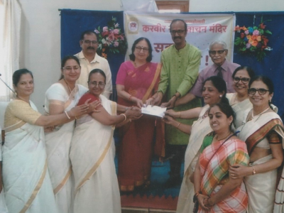 करवीर नगर वाचन मंदिरच्या वाचक व्यासपीठतर्फे आयोजित राष्ट्रभक्तीपर समूहगीत  स्पर्धेत बक्षीस स्वीकारताना सहभागी स्पर्धक